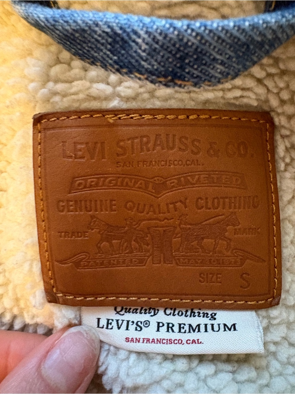 Levi's Blue Denim Sherpa Jacket with Cream Collar - Picture 4 of 5